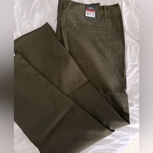NWT! Men’s chinos. Military green color 36/30